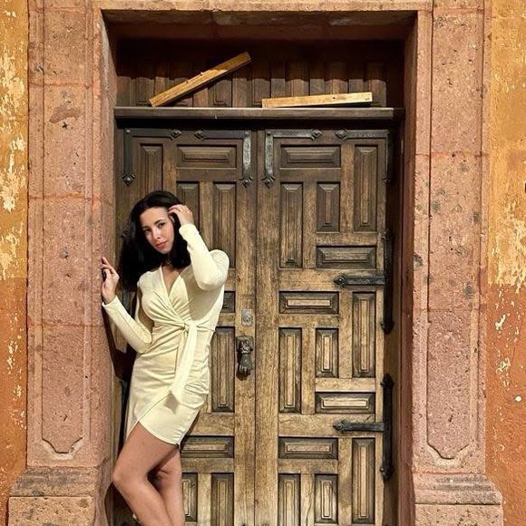 Meet your Posher, Nuria - Picture 2 of 2